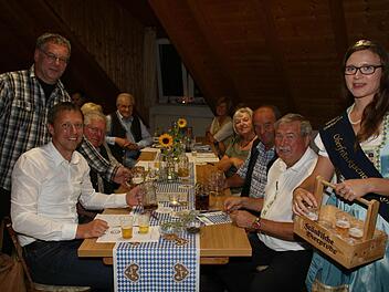 Am Bierverkostungswettbewerb versuchten sich auch Rödentals Bürgermeister Marco Steiner (links) und der Vorsitzende der Dorfgemeinschaft Kipfendorf/Thierach, Christian-Bernd Reinhardt. Bewirtet wurden sie von Oskar Döllinger und der Oberfränkischen Bierkönigin Christina Pollnick. Foto: Desombre