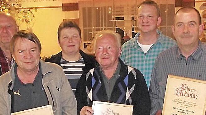 Zu Ehrenmitgliedern wurden beim Kleintierzuchtverein Fischbach und Umgebung Heinz Beetz, Franz Grosser und Günter Hempfling ernannt. Im Bild (von links): Ehrenvorsitzender Günther Schmidt, Günter Hempfling, stellv. Vorsitzende Astrid Grosser, Franz Grosser, Vorsitzender Markus Grosser und Heinz Beetz. Fotos: Dieter Wolf