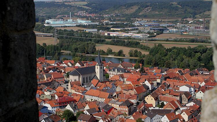 Blick von den Zinnen der Wallburg auf die Stadt.