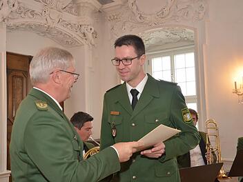 Alexander Rothenbücher (rechts) bei seiner Amtseinführung Ende Oktober 2016 im Kaisersaal von Kloster Banz. Er bekam vom damaligen oberfränkischen Polizeipräsidenten Reinhard Kunkel die Ernennungsurkunde überreicht.  Foto: Tobias Kindermann
