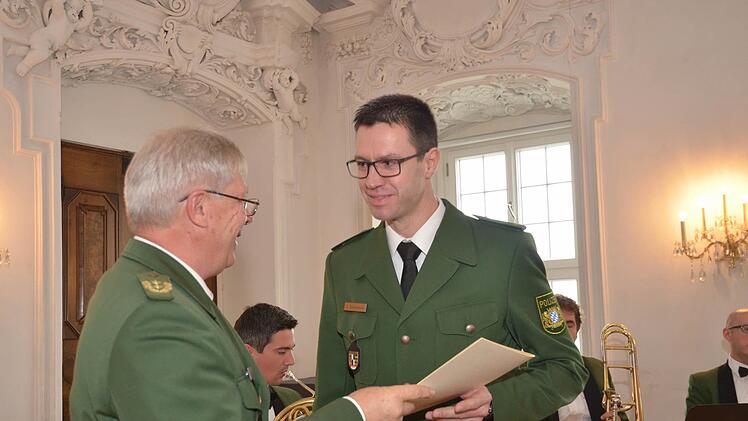 Alexander Rothenbücher (rechts) bei seiner Amtseinführung Ende Oktober 2016 im Kaisersaal von Kloster Banz. Er bekam vom damaligen oberfränkischen Polizeipräsidenten Reinhard Kunkel die Ernennungsurkunde überreicht.  Foto: Tobias Kindermann