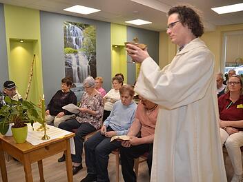 Gemeindereferent Matthias Beck bei einem Wortgottesdienst im Betreuungszentrum StockheimKarl-Heinz Hofmann