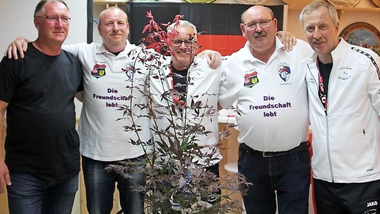Bei der Übergabe des Bäumchens (von links): Jürgen Horneber, "Chef-Virus" Klaus Mensing, Barny Weidner, Reinhold Hörsting und Frankenpower-Vorsitzender Elmar Amling  Foto: Johann Siemek