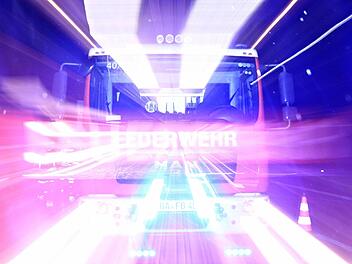 In einem Mehrfamilienhaus in Stockstadt am Main legte eine 48-Jährige am Montag Feuer. Dann floh die Frau und das Feuer breitete sich aus.   Symbolbild: Ferdinand Merzbach