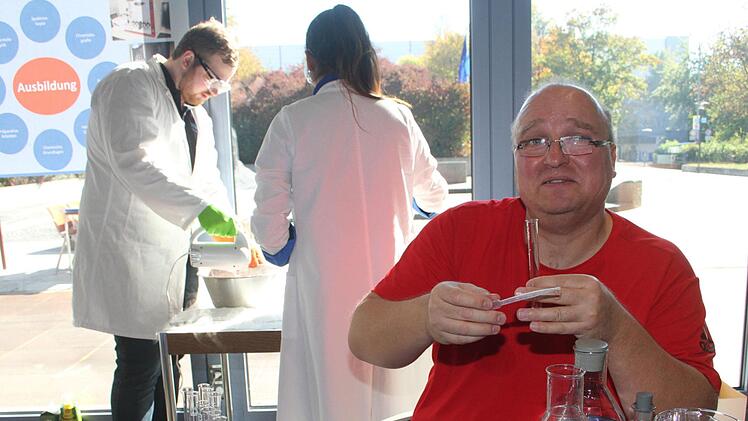 Arndt Knauer zeigte, dass in der Küche  Chemie stattfindet. Blaukrautsaft zeigt den pH-Wert verschiedener Stoffe an.