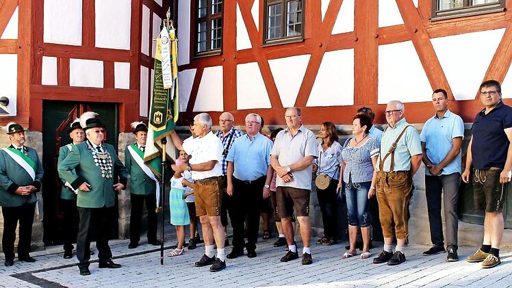 Ein wichtiges Ereignis zum Beginn des Freischießens: die Übergabe der Vereinsfahne durch Bürgermeister Gregor Friedlein-Zech  Foto: Dieter Radziej