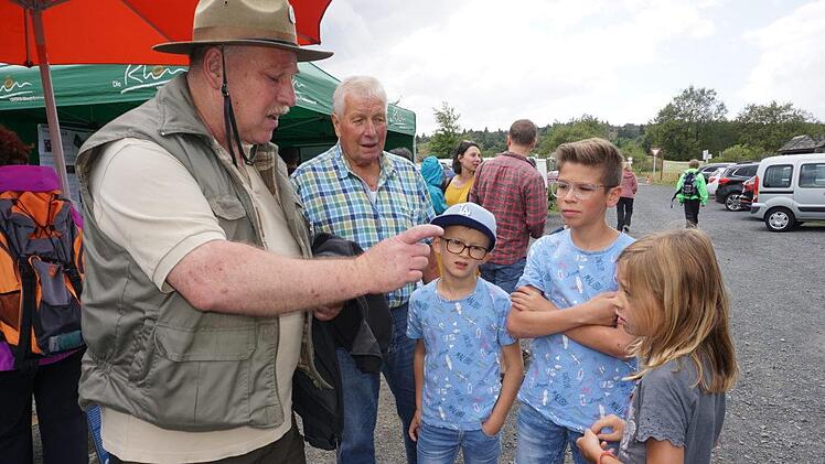 Kennt ihr den Unterschied zwischen einer Ringelnatter und einer  Kreuzotter. Uwe Steigemann berichtete den Kindern interessante Details  aus einer Arbeit.Marion Eckert