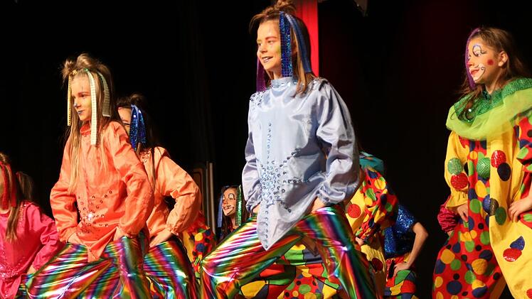 Mit einer bunten Show begeisterten die Stadtsteinacher Garden wieder ihr Publikum beim Seniorenfasching in der Steinachtalhalle. Foto: Klaus Klaschka