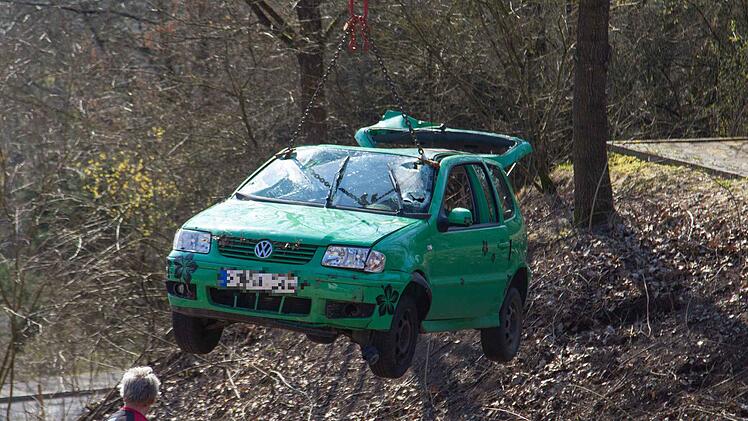 Rödental: Ältere Dame findet ihren Augenarzt nicht und fährt über Wendehammer hinaus: Auto landet auf dem Dach