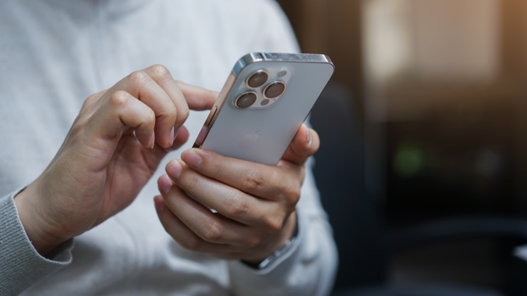 Mit Refurbished iPhones sparst du bares Geld.