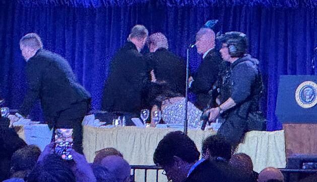 Secret Service Agenten reagieren w&auml;hrend des White House Correspo