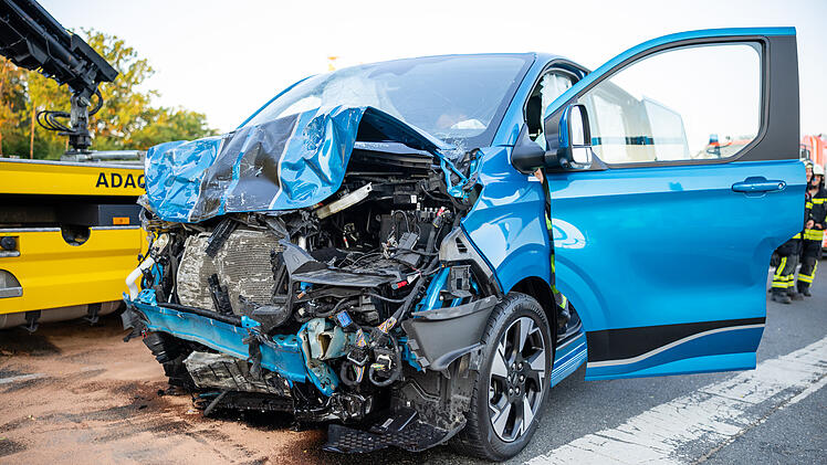 Mehrere Personen erlitten bei dem Zusammensto&szlig; teilweise schwere Verletzungen. Von den Autos blieb nicht viel &uuml;brig.
