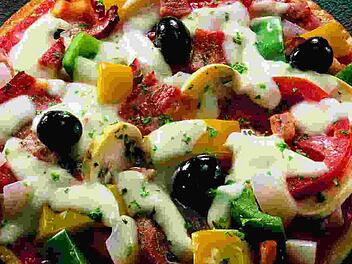 Eine leckere Pizza mit Tomaten, Artischocken und Oliven. Foto: Wirths PR