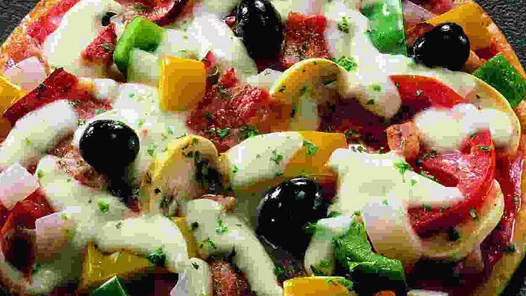 Eine leckere Pizza mit Tomaten, Artischocken und Oliven. Foto: Wirths PR