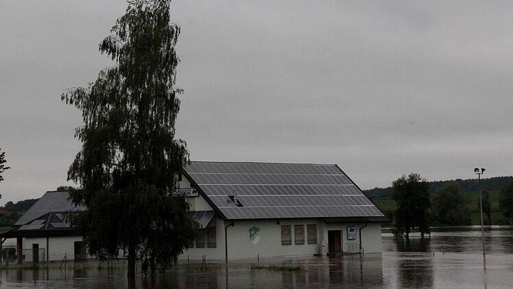 Das Sportheim SC Hertha Aisch steht im Wasser. Foto: Johanna Blum