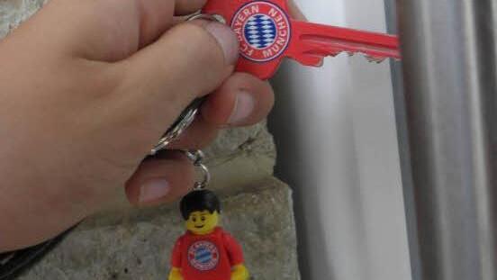 Auch der Hausschlüssel von Dustin ist mit dem FC Bayern Logo geziert. Foto: Berg