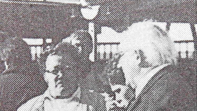 Bürgermeister Günther Hauptmann begrüßte DDR-Bürger, die mit Sonderzügen nach Lichtenfels kamen, am Bahnhof.