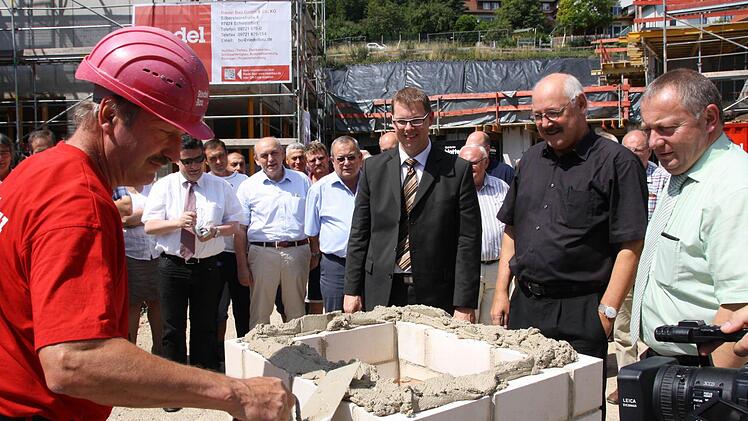 Polier Detlef Liche brachte vorder Fernsehkamera den Mörtel auf, mit dem der Grundstein - zumindest symbolisch - verschlossen wurde. Fotos: Ralf Ruppert