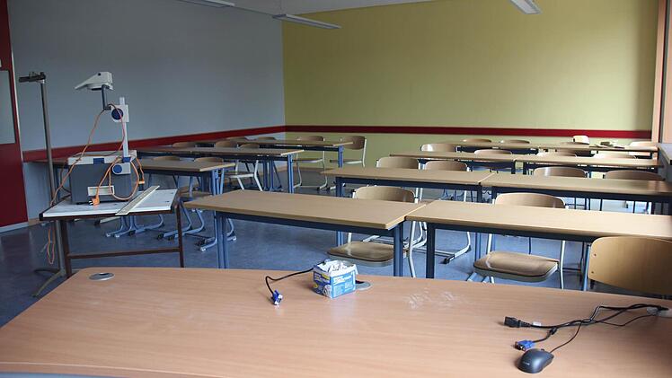 Die Klassenräume im Mittelbau sind schon komplett ausgestattet. Auf dem Schreibtisch des Lehrers liegen schon die Kabel für den Anschluss des Computers. Der Overhead-Projektor (links) hat ausgedient.