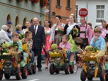 Mit einer Bulldog-Parade bereicherten die Hirschaider Kinder den Festzug. Fotos: Andrea Spörlein