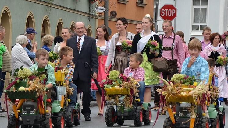 Mit einer Bulldog-Parade bereicherten die Hirschaider Kinder den Festzug. Fotos: Andrea Spörlein