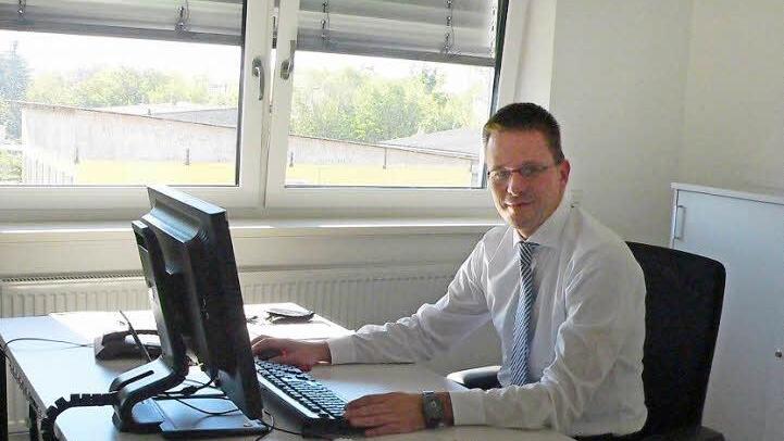 Karge Schaltzentrale: Rolf Beyer sitzt in seinem neuen Büro in der Geschäftsstelle der Brose Baskets an seinem Schreibtisch.  Foto: Udo Schilling