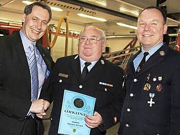 Jörg Geyer wurde für ein halbes Jahrhundert Treue zur Feuerwehr Stadtsteinach geehrt. Mit im Bild Bürgermeister Roland Wolfrum (links) und Vorsitzender Hans Jürgen Hempfling. Fotos: Sonja Adam