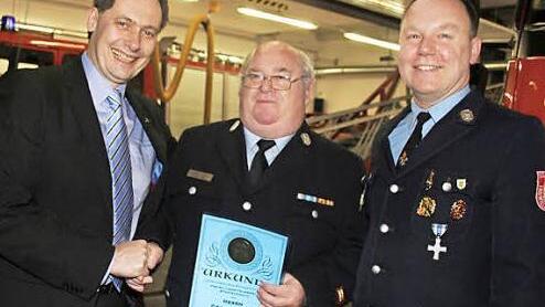 Jörg Geyer wurde für ein halbes Jahrhundert Treue zur Feuerwehr Stadtsteinach geehrt. Mit im Bild Bürgermeister Roland Wolfrum (links) und Vorsitzender Hans Jürgen Hempfling. Fotos: Sonja Adam