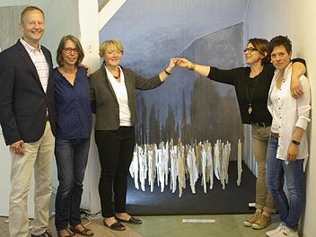 VWS (Verein für Wirtschaft und Stadtmarketing)-Vorsitzender Sebastian Hose (l.) überreichte die Preise an die Kunstschaffenden, die den meisten Zuspruch erhielten (v. l.) Gabriela Herrmanns, die Gewinnerin Barbara Winter sowie Sylvie Scherpf und Annette Kolb vor der "Völkerwanderung", die den Hauptpreis gewann.