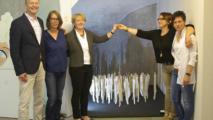 VWS (Verein für Wirtschaft und Stadtmarketing)-Vorsitzender Sebastian Hose (l.) überreichte die Preise an die Kunstschaffenden, die den meisten Zuspruch erhielten (v. l.) Gabriela Herrmanns, die Gewinnerin Barbara Winter sowie Sylvie Scherpf und Annette Kolb vor der "Völkerwanderung", die den Hauptpreis gewann.