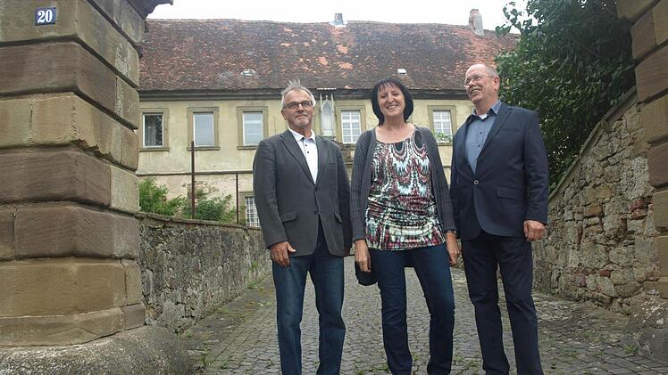 Die neuen Besitzer Ute und Hans Metzger zusammen mit 2. Bürgermeister Gerhard Fischer  Foto: Stefan Geiger
