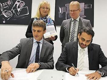 Der BRK-Kreisgeschäftsführer mit dem Vorsitzenden der Geschäftsführung Parag Shah (sitzend). Mit dabei: die Projektleiterin von LQG, Antje Angles, und der Geschäftsbereichsleiter Personal- und Sozialwesen, Franz Schneider Foto: Veronika Schadeck