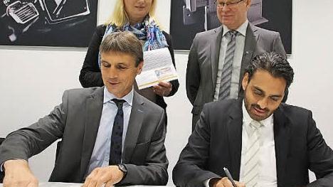 Der BRK-Kreisgeschäftsführer mit dem Vorsitzenden der Geschäftsführung Parag Shah (sitzend). Mit dabei: die Projektleiterin von LQG, Antje Angles, und der Geschäftsbereichsleiter Personal- und Sozialwesen, Franz Schneider Foto: Veronika Schadeck