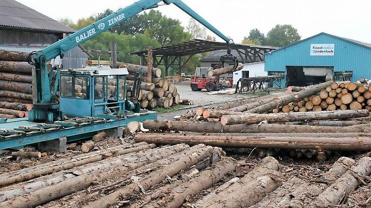 Ein Markenzeichen im Ortsteil Welsberg der Gemeinde Itzgrund wird bald verschwunden sein. Das Sägewerk schließt im Januar 2017 aus Alters- und wirtschaftlichen Gründen für immer.  Foto: Michael Stelzner