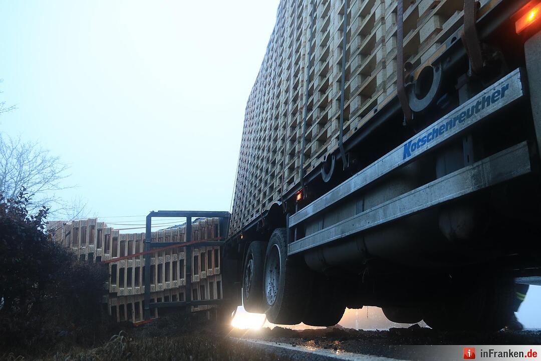 Kreis Bamberg: Lkw-Gespann gerät bei Baunach ins Bankett und kippt um