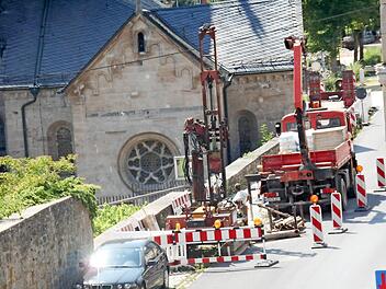Bohrung an der Mauer vor dem Kräutergarten Foto: Walter Hanslok