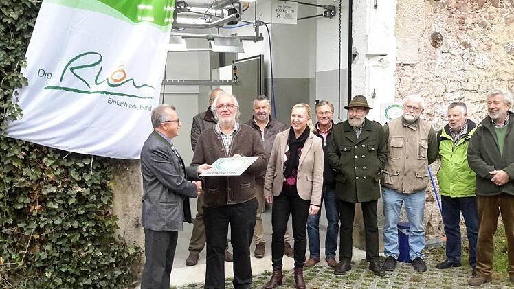 Der stellvertretende Landrat Emil Müller (links) und Abteilungsleiterin Barbara Landgraf gratulieren Jochen Manke zur gelungenen Umsetzung der Gesamtkonzeption. In den Händen hält der Revierleiter ein Schild, das die Wildkammer als Partnerbetrieb ausweist. Foto: Rolf Pralle