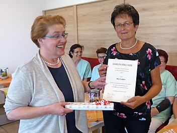 BRK-Geschäftsführerin Birgit Kastura (l.) überreichte Ilse Leuker die Ehrenurkunde zum 40. Dienstjubiläum. Foto: Pauline Lindner