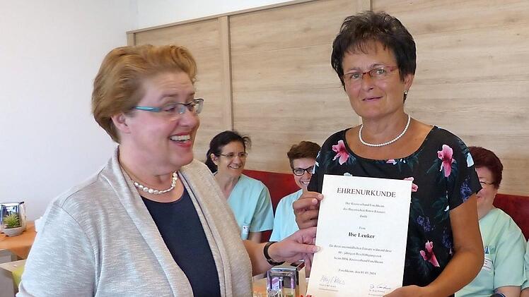 BRK-Geschäftsführerin Birgit Kastura (l.) überreichte Ilse Leuker die Ehrenurkunde zum 40. Dienstjubiläum. Foto: Pauline Lindner