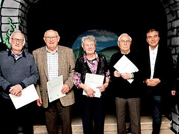 Die ausgezeichneten Mitglieder und neuen Ehrenmitglieder mit den Vertretern der Stadt und des Vereins (von links): Bürgermeister Michael Ziegler, Josef Eiling, Hans Stark, Betty Pflaum, Karl Krönert, Vorsitzenden Manfred Krönert und Kreisfachberater Guntram Ulsamer.  Foto: gg