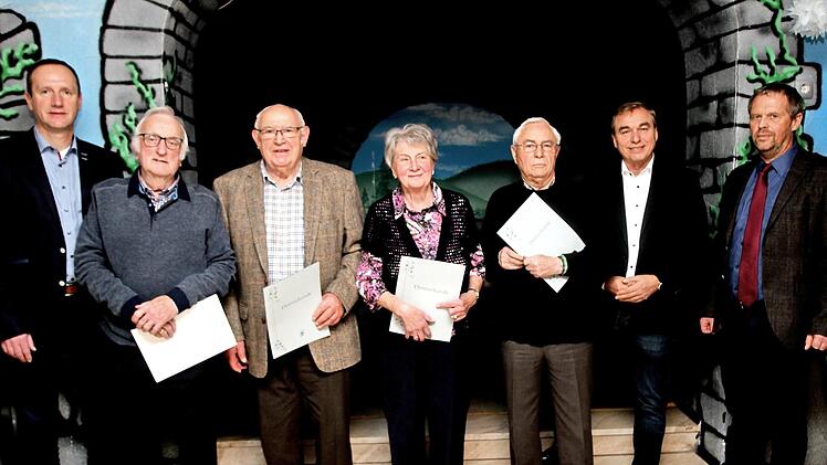 Die ausgezeichneten Mitglieder und neuen Ehrenmitglieder mit den Vertretern der Stadt und des Vereins (von links): Bürgermeister Michael Ziegler, Josef Eiling, Hans Stark, Betty Pflaum, Karl Krönert, Vorsitzenden Manfred Krönert und Kreisfachberater Guntram Ulsamer.  Foto: gg