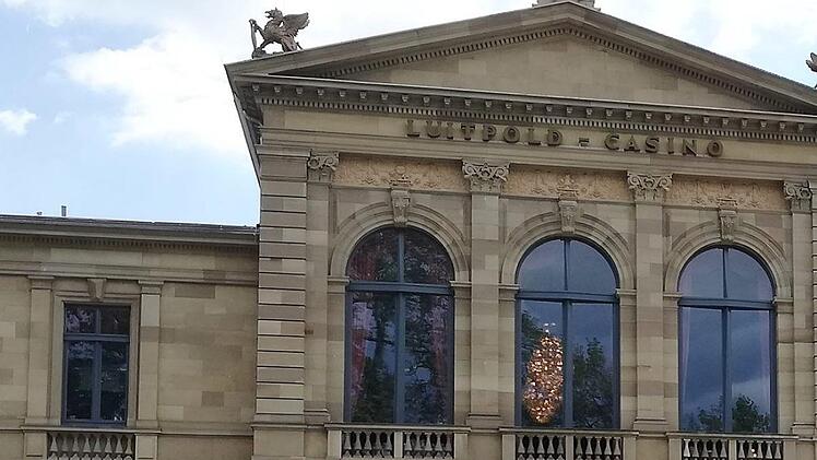 Ihren jährlichen Auftakt in den Sommer feierte die Bad Kissinger Spielbank im Innenhof des Luitpoldbades gemeinsam mit der Staatsbad GmbH und dem Landesamt für Digitalisierung, Breitband und Vermessung.Sigismund von Dobschütz