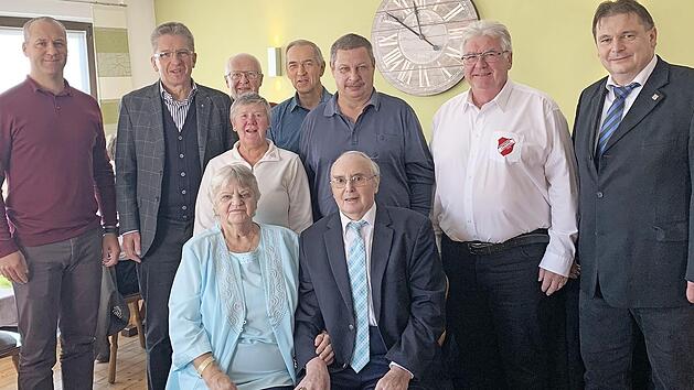 Seinen 85. Geburtstag konnte Ludwig Wachter (vorne sitzend mit Frau Inge) mit vielen Gratulanten feiern (stehend von links): Carlo K&ouml;hler, Hans Rebhan, Rainer Jahn, Anita Krause, Reiner Schwarz, Werner Weber, Horst Schedel und Dritter B&uuml;rgermeister Thomas Meyer Foto: privat