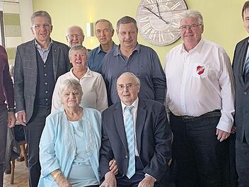 Seinen 85. Geburtstag konnte Ludwig Wachter (vorne sitzend mit Frau Inge) mit vielen Gratulanten feiern (stehend von links): Carlo K&ouml;hler, Hans Rebhan, Rainer Jahn, Anita Krause, Reiner Schwarz, Werner Weber, Horst Schedel und Dritter B&uuml;rgermeister Thomas Meyer Foto: privat