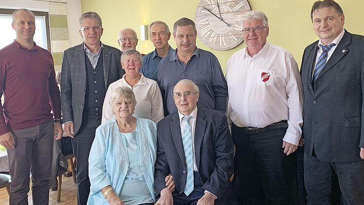 Seinen 85. Geburtstag konnte Ludwig Wachter (vorne sitzend mit Frau Inge) mit vielen Gratulanten feiern (stehend von links): Carlo K&ouml;hler, Hans Rebhan, Rainer Jahn, Anita Krause, Reiner Schwarz, Werner Weber, Horst Schedel und Dritter B&uuml;rgermeister Thomas Meyer Foto: privat