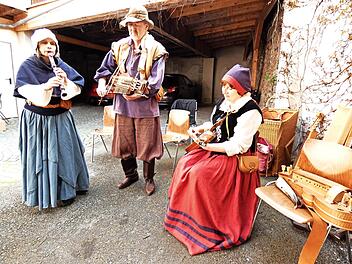 Die Gruppe "Alleweyl" mit Jenny und Gerhard Escher sowie Anja Wichmann eröffnete die Ausstellung uns spielte im Innenhof noch zu einem kleinen Konzert auf.