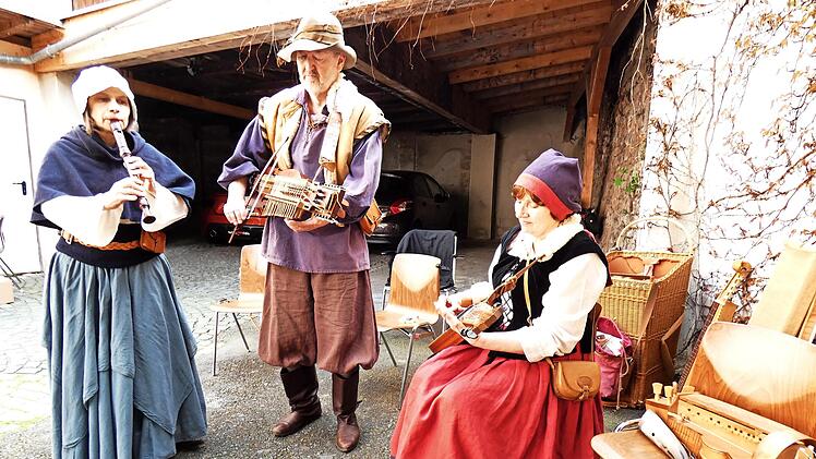 Die Gruppe "Alleweyl" mit Jenny und Gerhard Escher sowie Anja Wichmann eröffnete die Ausstellung uns spielte im Innenhof noch zu einem kleinen Konzert auf.
