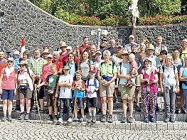 Die Wallfahrtsgruppe ist glücklich und erleichtert, gesund am Kreuzberg angekommen zu sein.