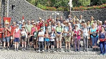 Die Wallfahrtsgruppe ist glücklich und erleichtert, gesund am Kreuzberg angekommen zu sein.