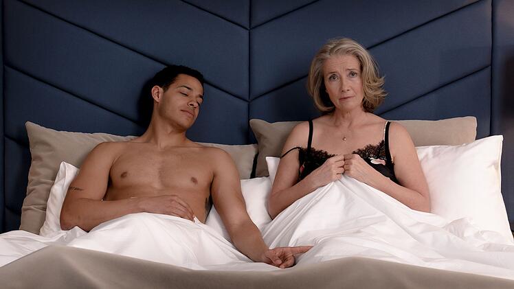 Wo endet die Dienstleistung, wo beginnt eine echte Beziehung? Zwischen Nancy (Emma Thompson) und Leo (Daryl McCormack) entstehen bald echte Gefühle.